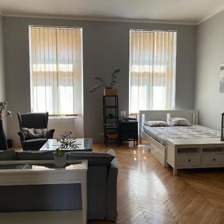Apartments Cafe No.22 Прага Экстерьер фото